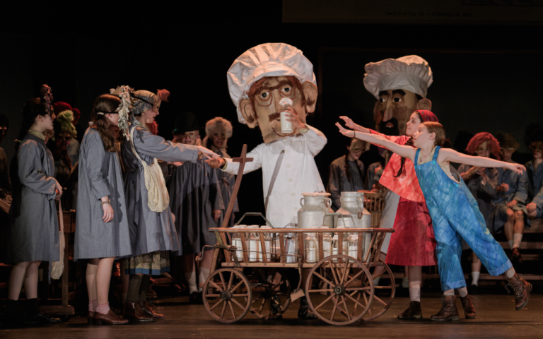 CRITIQUE, opéra. PARIS, Opéra-Comique, le 3 juin 2026. KRASA : Brundibar. Maîtrise Populaire de l&rsquo;Opéra-Comique, Orchestre Les Frivolités Parisiennes, Muriel Mayette-Holtz et Jean-Claude Berutti (mise en scène), Louis Langrée (direction musicale)