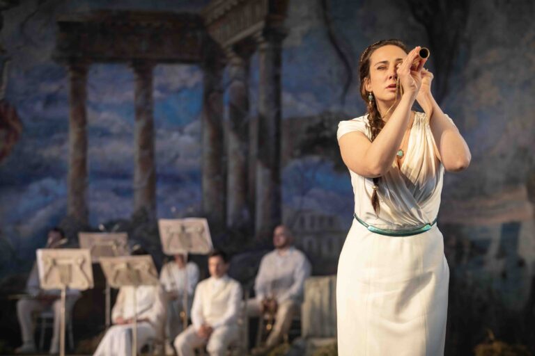 CRITIQUE, festival. WORMSLEY, festival de Garsington, le 19 juin 2026. MONTEVERDI : Il Ritorno d&rsquo;Ulisse in patria. Ed Lyon, C. Hall, J. Gilchrist, C. Lees… John Caird / Laurence Cummings