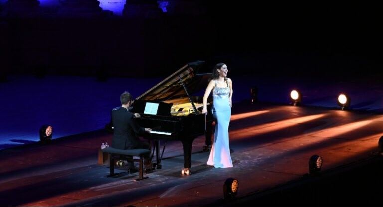 CRITIQUE, festival. CHOREGIES d&rsquo;ORANGE, Théâtre Antique, le 27 juin 2026. Récital de Nadine SIERRA (accompagnée au piano par Bryan Wagorn)