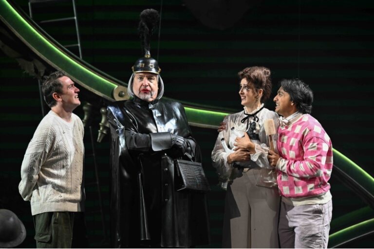 CRITIQUE, festival. WORMSLEY, Garsington Opera, le 10 juillet 2026. BARRY : The Importance of Being Earnest. J. France, H. Waddington, S. Boylan… Jack Furness (mise en scène), Philharmonia Orchestra, Douglas Boyd (direction musicale)