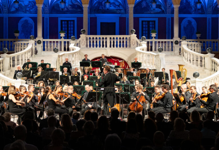 CRITIQUE, festival. MONACO, « Concerts au Palais Princier » (Cour d&rsquo;Honneur du Palais), le 9 juillet 2026. MAHLER : 5ème Symphonie. Orchestre Philharmonique de Monte-Carlo, Philippe JORDAN (direction)