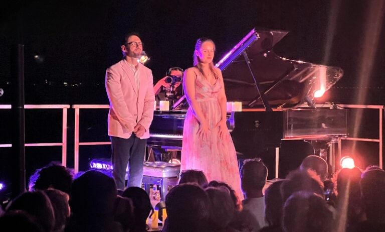 CRITIQUE, festival. 16ème CAP FERRET MUSIC FESTIVAL, Place Ubeda, le 7 juillet 2026. « Soirée Piano ». DUO MOUSEION / Rebecca OMORDIA