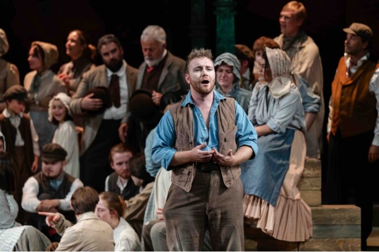 CRITIQUE, festival. BLANDFORD FORUM, Dorset Opera Festival (Coade Theatre), le 21 juillet 2026. DONIZETTI : L’Elisir d’amore. H. Hong, J. Broadhurst, J. Eyers, A. Smith… Andy Morton / Frank Zielhorst