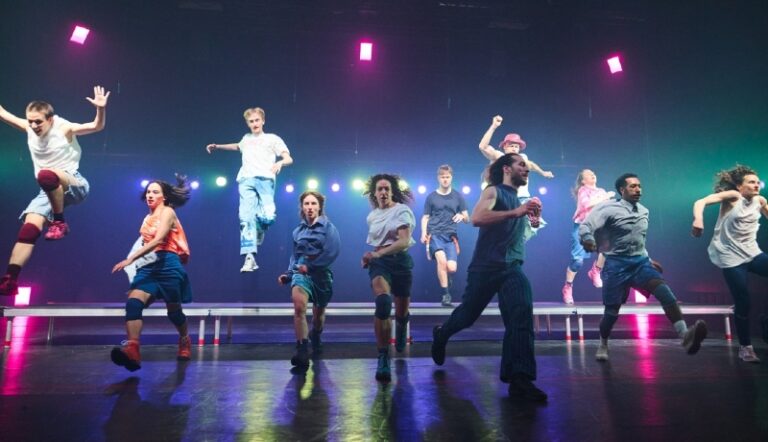 CRITIQUE, festival. 46ème festival « Montpellier Danse ». MONTPELLIER, Cour Montanari, le 3 juillet 2026. « How Romantic » par Katerina Andreou et la Compagnie Nationale de Danse de Norvège