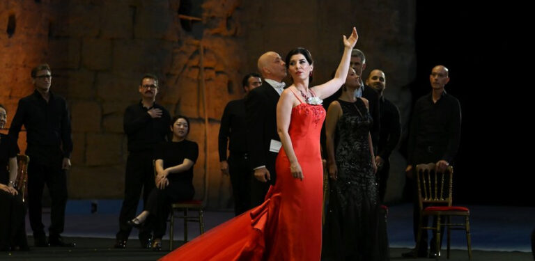 CRITIQUE, festival. CHOREGIES D&rsquo;ORANGE, Théâtre Antique, le 4 juillet 2026. VERDI : La Traviata. C. Pavone, J. Behr, L. Tézier… Vanessa d&rsquo;Ayral de Sévignac (mise en espace), Paolo Arrivabeni (direction musicale)