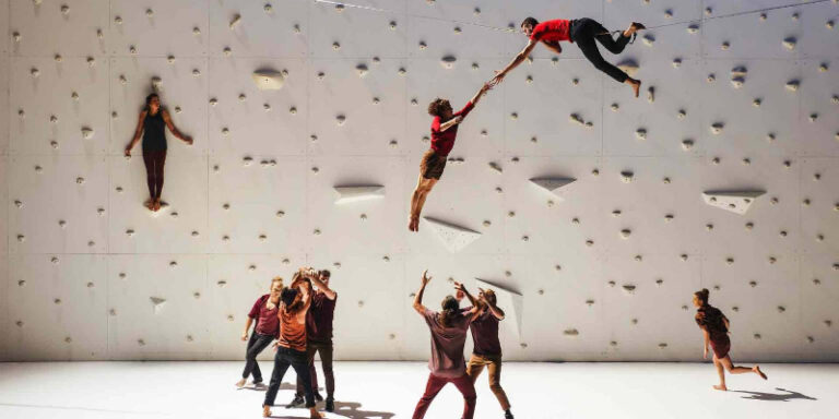 CRITIQUE, danse. AIX-en-PROVENCE, Grand-Théâtre de Provence, le 17 décembre 2025. « Corps extrêmes » par Rachid OURAMDANE et la Compagnie de Chaillot