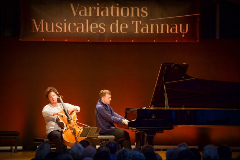 CRITIQUE, festival. 17e VARIATIONS MUSICALES DE TANNAY (Suisse), Tente du Château de Tannay, le 21 août 2026. DVORAK / RACHMANINOV / CHOSTAKOVITCH. David KADOUCH (piano), Edgar MOREAU (violoncelle)
