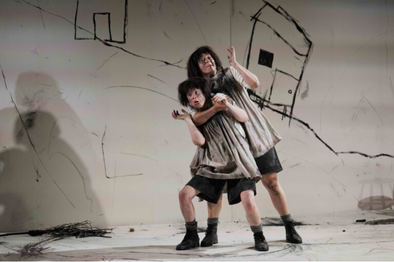CRITIQUE, opéra. MORETON-IN-MARSH, Longborough Festival Opera, le 2 août 2026. HUMPERDINCK : Hansel und Gretel. J. Harries, R. Dobson, D. Jeffery, L. Bisset… Lucy BAILEY / Karen KAMENSEK