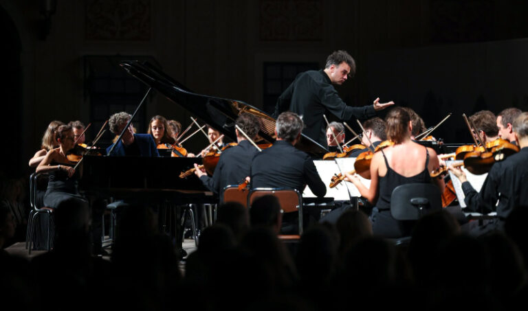 CRITIQUE, festival. MONACO, « Concerts au Palais Princier » (Cour d&rsquo;Honneur du Palais), le 2 août 2026. BEETHOVEN : Concerto pour piano n°4 / DVORAK : 8ème Symphonie. Orchestre Philharmonique de Monte-Carlo, Zoltán Fejérvári (piano), Martin Rajna (direction)