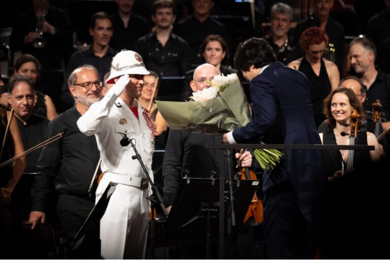 CRITIQUE, festival. MONACO, « Concerts au Palais Princier » (Cour d&rsquo;Honneur du Palais), le 6 août 2026. RAVEL / LISZT. Alexandre KANTOROW (piano), Orchestre Philharmonique de Monte-Carlo, Kazuki YAMADA (direction)