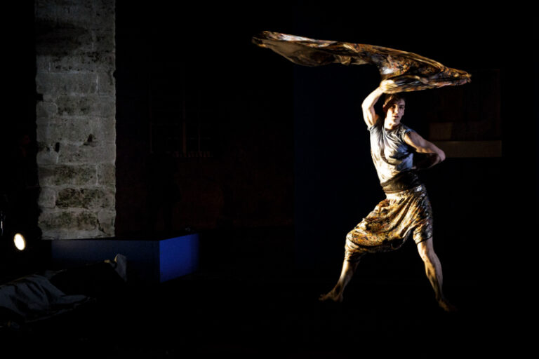 CRITIQUE, danse. GENEVE, Pavillon de la Danse, le 5 février 2026. « Caen Amour » par Trajal HARREL et le Zürich Dance Ensemble