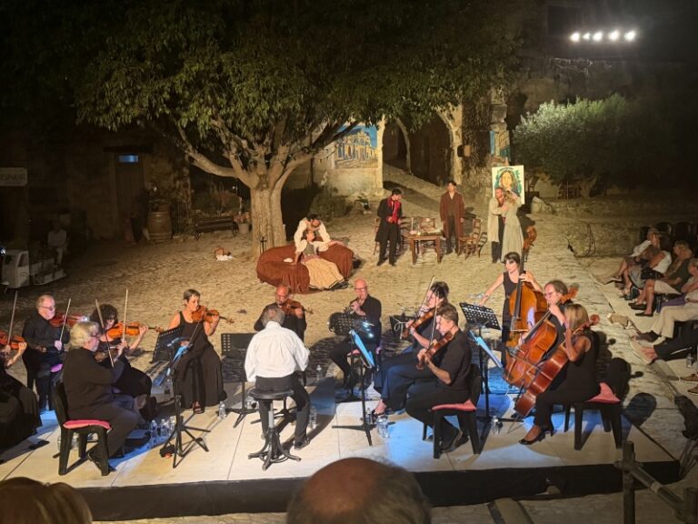 CRITIQUE, festival. 10ème Festival « Opéra &  Concerts au Coucher du soleil » (Place de la Croix à Oppède-le-Vieux), le 15 août 2026. PUCCINI : « La Bohème ». I. Kalugina, J. F. Marras, A. Giacobbe, D. Mykolenko… Paris Symphonic Orchestra, Cyril Diederich (direction musicale)