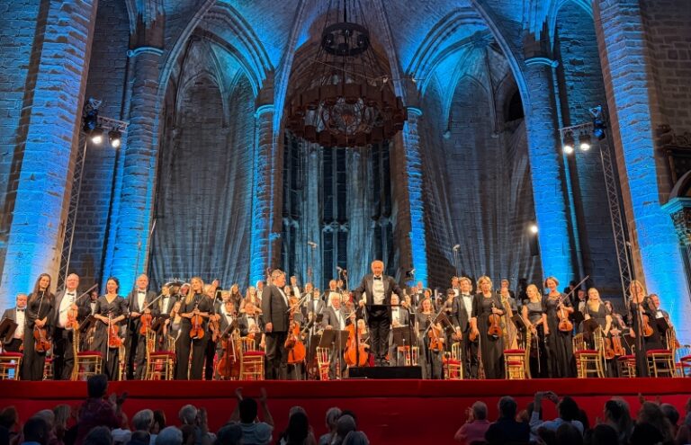 CRITIQUE, festival. 60e FESTIVAL DE LA CHAISE-DIEU (Abbatiale Saint-Robert), le 19 août 2026. RACHMANINOV : Concerto pour piano n°3 (Isata Kanneh-Mason, piano) / MAHLER : Symphonie n°1 dite « Titan ». Budapest Festival Orchestra, Iván Fischer (direction)