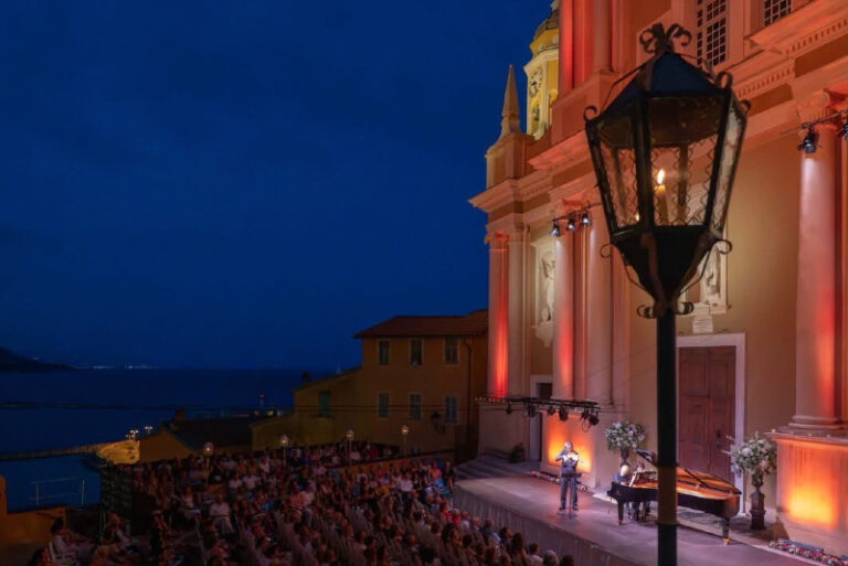 CRITIQUE, festival. 77e Festival de MENTON (Parvis de la Basilique St-Michel), le 4 août 2026. BEETHOVEN / STRAVINSKY / MOZART / FRANCK. Leonidas KAVAKOS (violon), Enrico PACE (piano)