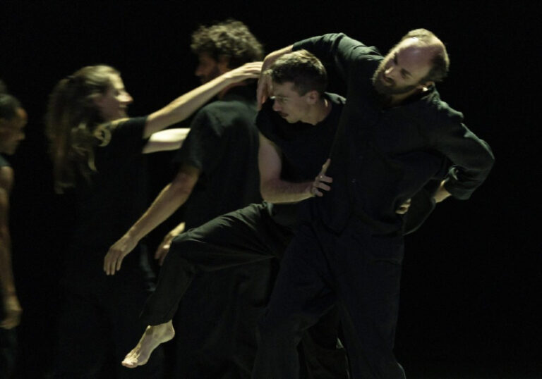 CRITIQUE, danse. PARIS, Festival d’Automne à Paris (MC93), le 6 novembre 2025. « À l&rsquo;ombre d&rsquo;un vaste détail, hors tempête » par Christian RIZZO