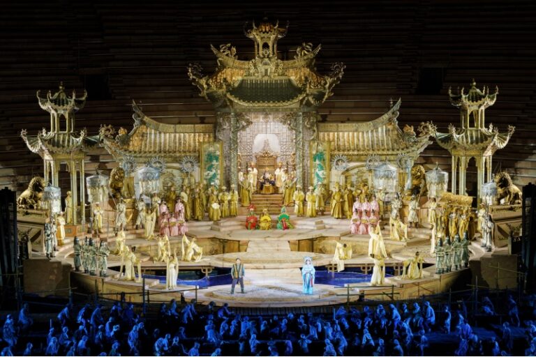 CRITIQUE, festival. 103e Festival des Arènes de Vérone, le 7 août 2026. PUCCINI : Turandot. A. Pirozzi, S. Baek, M. Sicilia… Franco ZEFFIRELLI / Andrea BATTISTONI