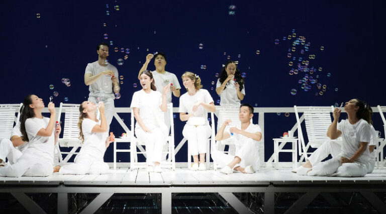 CRITIQUE, festival. ROSSINI OPERA FESTIVAL 2026, Teatro Rossini, le 19 août 2026 (à 11h). ROSSINI : Il Viaggio a Reims. Emilio SAGI / Sieva BORZAK