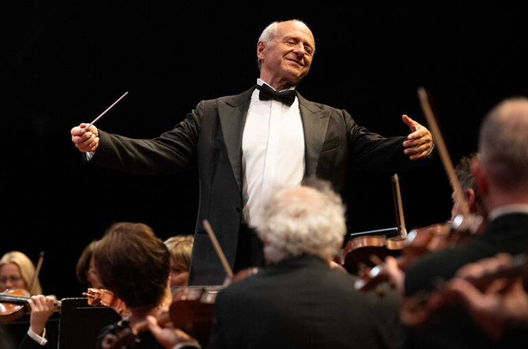 CRITIQUE, Festivals. 70e MENUHIN FESTIVAL GSTAAD, le 16 août 2026. Rachmaninov (Concerto pour piano n°3 / Isata Kanneh-Mason, piano), Mahler : Symphonie n°1 « Titan ». Budapest Festival Orchestra, Iván Fischer, direction