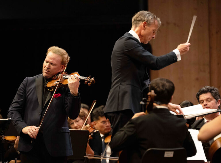 CRITIQUE, Festival. 70e MENUHIN FESTIVAL GSTAAD (Tente du Festival), le 15 août 2026. ELGAR : Concerto pour violon (Daniel Hope, violon) / BEETHOVEN : Symphonie n°5. Gstaad Festival Orchestra (GFO), Alexander Shelley (direction)