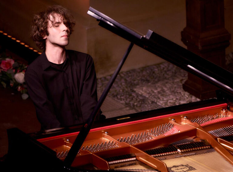 CRITIQUE, concert. 77ème Festival de Menton, le 7 août 2026. BACH/LISZT, MEDTNER, CHOPIN, ALKAN, SCRIABINE, BEETHOVEN, WAGNER/LISZT… Alexandre KANTOROW, piano