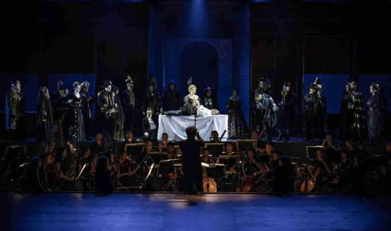 CRITIQUE, opéra. LONDRES, Opera Holland Park, le 1er août 2026. VERDI : Un ballo in maschera. E. Pritchard, M. Desole, D. Solari, R. Lois, R. Plowright…  Rodula Gaitanou / Michael Papadopoulos