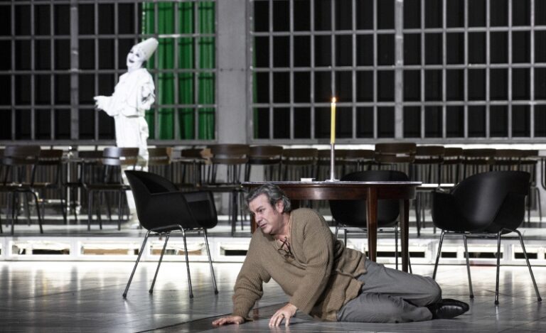 CRITIQUE, opéra. PARIS, Opéra Bastille. THOMAS : Hamlet. J. Osborn, A. Zaharia, C. Margaine, J. Teitgen… Krzysztof Warlikowski / Michael Schønwandt