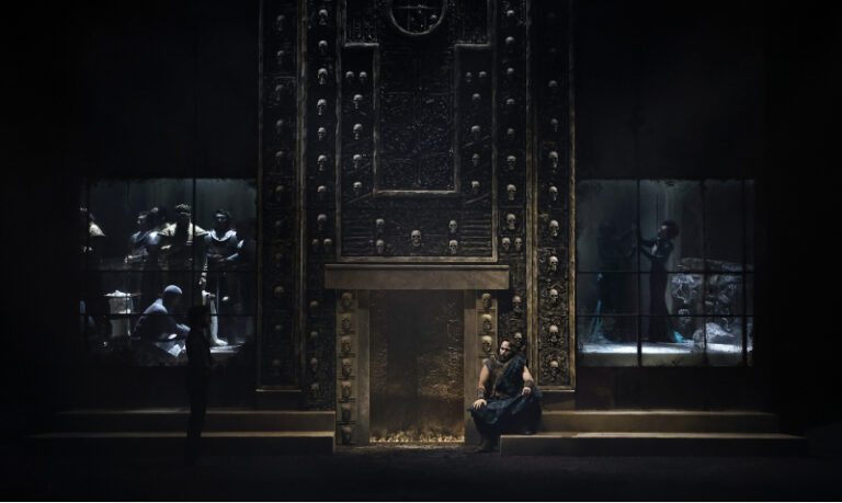 CRITIQUE, opéra. ROUEN, Théâtre des Arts, le 25 septembre 2026. VERDI : Macbeth. A. Isaev, E. Sinnakova, P. Chen, M. Roma… Ambre KAHAN / Pierre DUMOUSSAUD