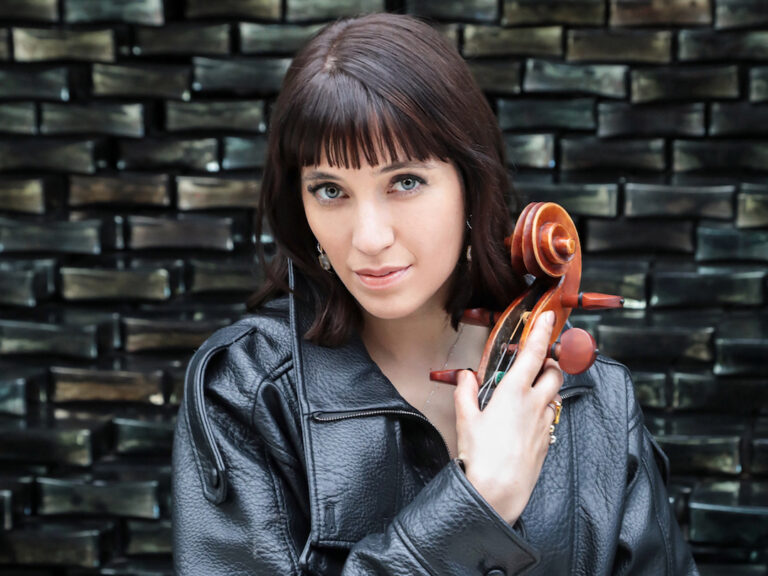 ENTRETIEN avec la violoncelliste Camille THOMAS, à propos de son nouveau double album dédié aux œuvres de PHILIP GLASS :  » For Cello  » (2 cd DG Deutsche Grammophon)