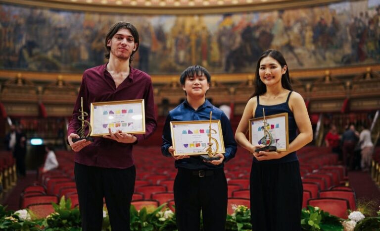 BUCAREST. CONCOURS ENESCU. Le jeune violoniste américain Jayden KING (11ans !), Lauréat de la section Violon du Concours Enescu