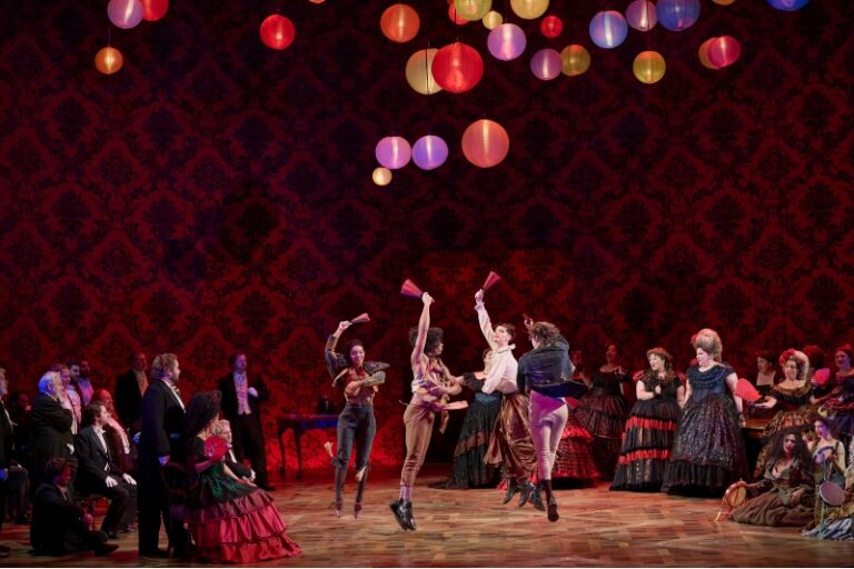 CRITIQUE, opéra. TORONTO, Four Seasons Center for the Performing Arts, les 2 et 7 octobre 2026. VERDI : La Traviata. Kathryn Lewek / Andriana Chuchman, Long Long / Luke Norwell, R. Braun / Reginald Smith Jr…  Arin Arbus / Paolo Carignani