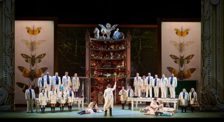 CRITIQUE, opéra. TORONTO, Four Seasons Center for the Performing Arts, le 3 octobre 2026. MOZART : Cosi fan tutte. L. Kilsby, J. Allison, D. Okulitch, L. Fagan, M. Myskohild, T. Dahl… Atom Egoyan / Johannes Debus