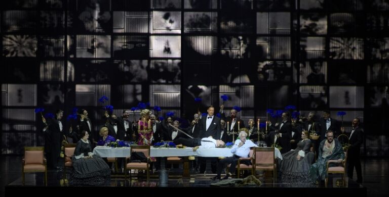 CRITIQUE, opéra. PARIS, Opéra Bastille. WAGNER : Le Crépuscule des dieux. A. Schager, J. M. Kränzle, M. Kares, B. Mulligan, T. Wilson, S. Campbell Wallace… Calixto Bieito / Pablo Heras-Casado